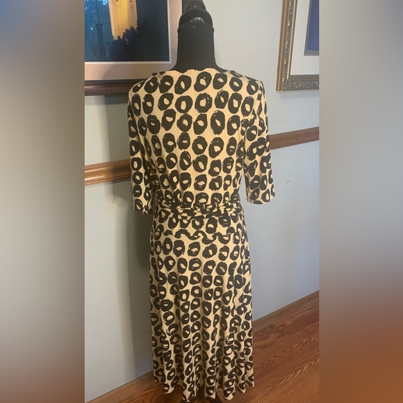 Jones New York Signature Black and Tan Print true
Wraparound Dress size 14 - Picture 4 of 10